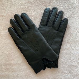 Isotoner Signature | Men's Touchscreen Stretch Gloves with Watch Vent